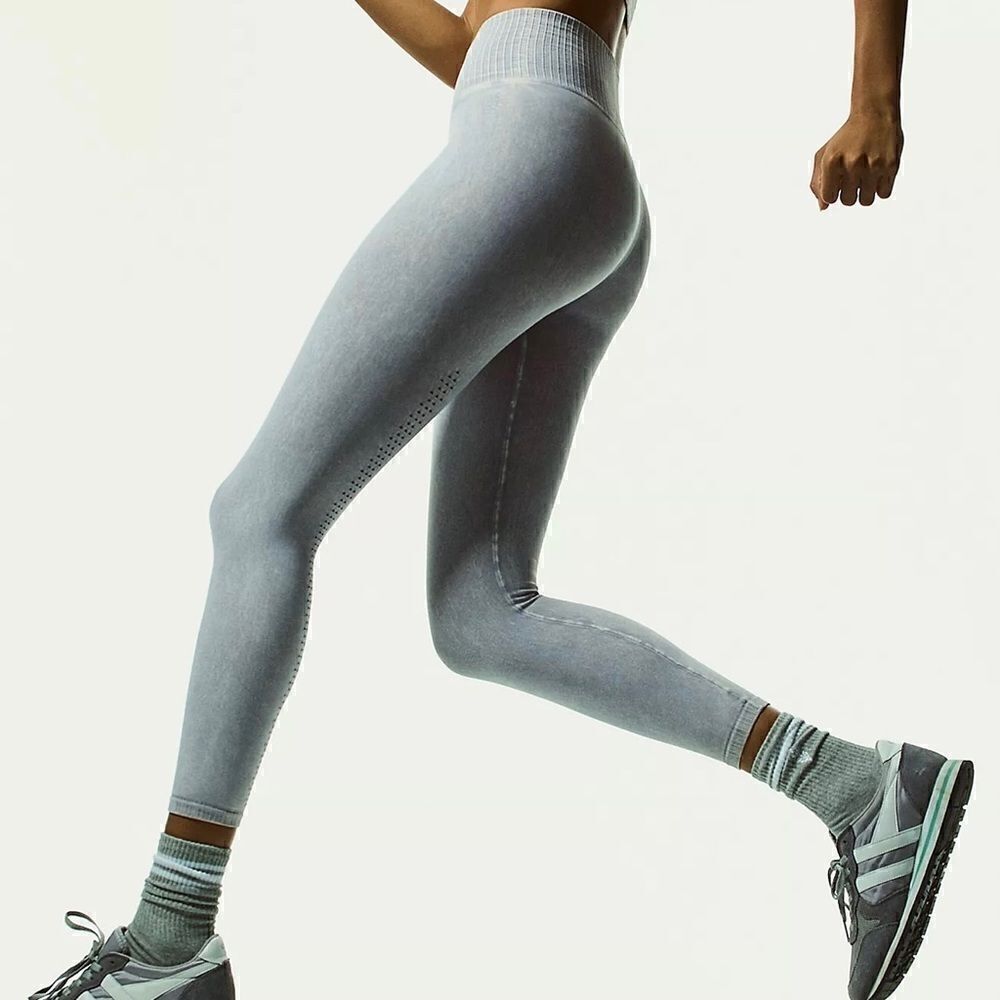 FP MOVEMENT GOOD KARMA SET: HIGH-NECK LAYERING TOP + 7/8 LEGGINGS ICE GREY XS/S - Picture 6 of 8